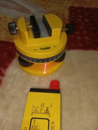 Nivel láser Powerfix y base giratoria