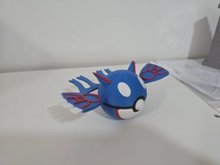 Figura coleccionable tipo esfera con alas