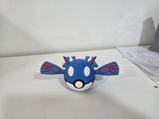 Figura coleccionable tipo esfera con alas