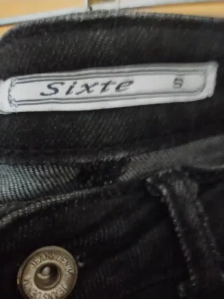 Pantalón crop negro