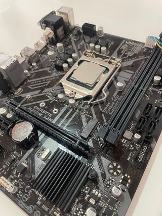 Placa base Gigabyte H310M S2H + Intel Core i5-8500