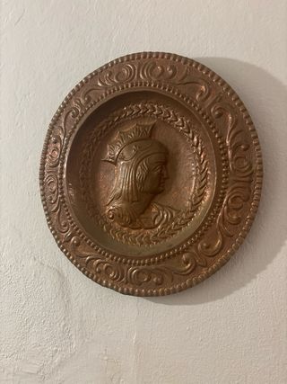 Coppia di piatti in rame cesellato