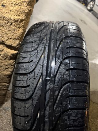 Llanta de repuesto con neumático nuevo