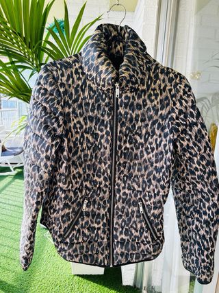 Chaqueta leopardo negra y marrón