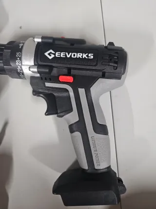 Taladro GEEVORKS 21V con 2 baterías