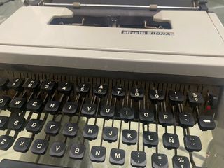 Máquina de escribir Olivetti Dora