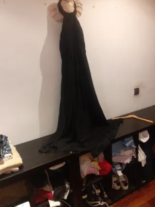 Vestido de fiesta negro con pedrería