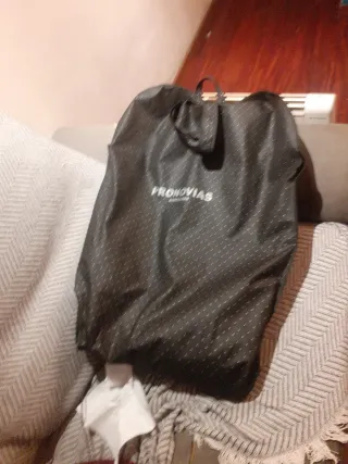 Vestido de fiesta negro con pedrería