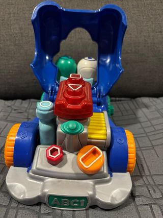 Coche de juguete con sonido y destornillador