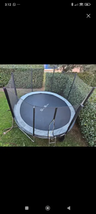 Cama elástica grande con red de seguridad