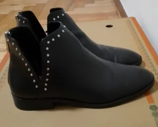 Botines negros Stradivarius Talla 39 con tachuelas
