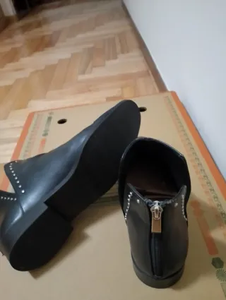 Botines negros Stradivarius Talla 39 con tachuelas