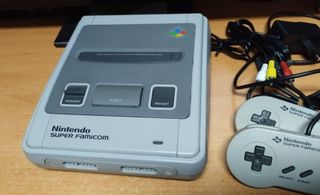 Super Famicom con 2 mandos y juego