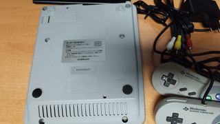 Super Famicom con 2 mandos y juego