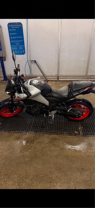 Yamaha MT-03 2020 A2 plata y rojo muy mimada