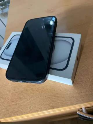 iPhone 15 Negro con Grieta Pequeña