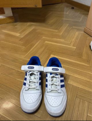 Zapatillas Adidas Forum Low Blancas y Azules
