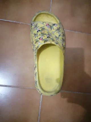 Chanclas amarillas con estampado Mickey Mouse
