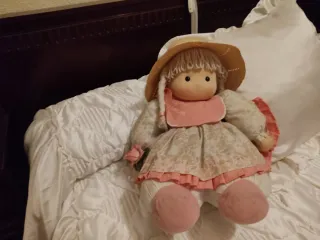 Muñeca de tela con sombrero y vestido floral