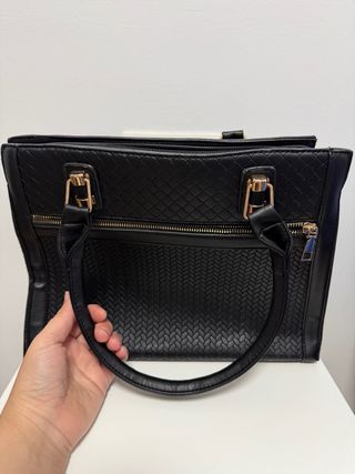 Bolso negro con textura