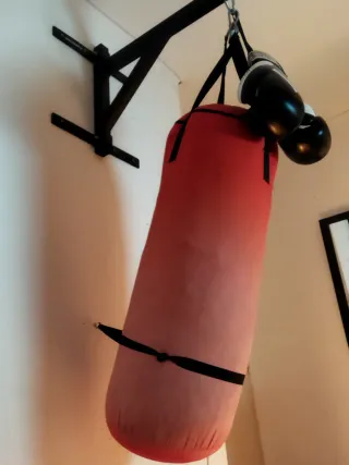 Saco de boxeo con soporte de pared y guantes