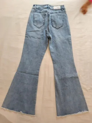 Pantalones vaqueros acampanados con cordones