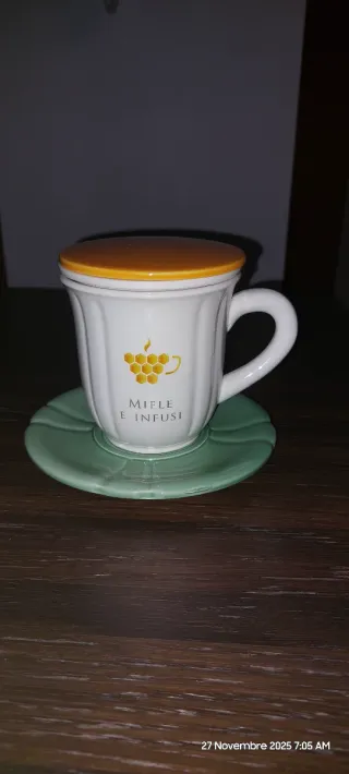 Tazza da tè con filtro e sottobicchiere