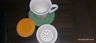 Tazza da tè con filtro e sottobicchiere