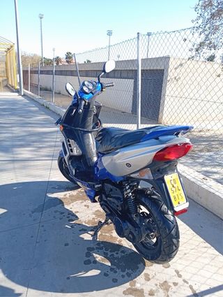 Moto Scooter Azul y Plata