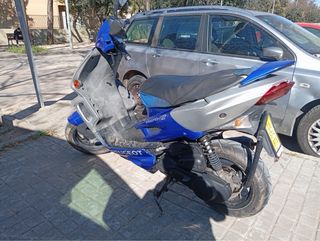 Moto Scooter Azul y Plata