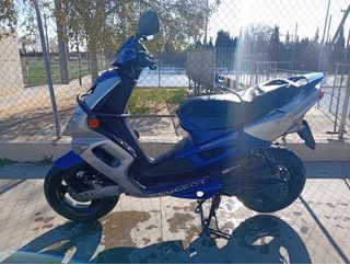 Moto Scooter Azul y Plata