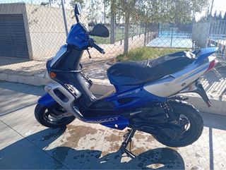 Moto Scooter Azul y Plata