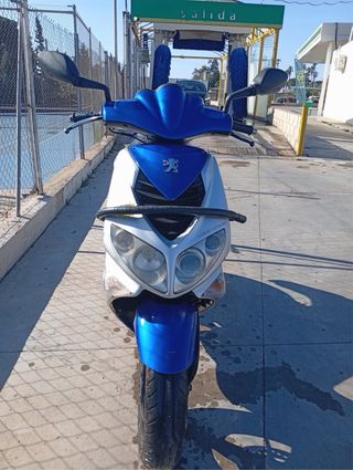 Moto Scooter Azul y Plata