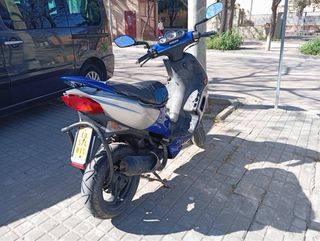 Moto Scooter Azul y Plata
