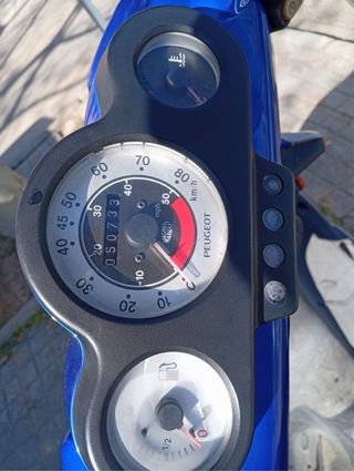 Moto Scooter Azul y Plata