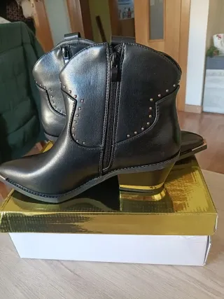 Botin cowboy negras con detalles dorados