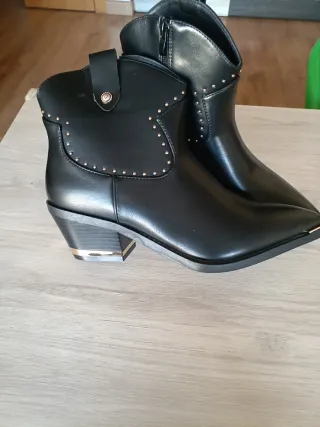 Botin cowboy negras con detalles dorados