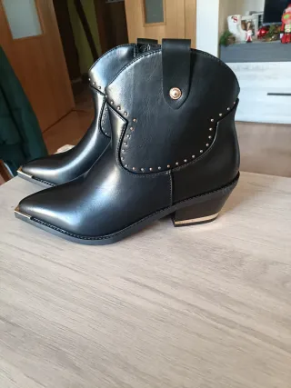 Botin cowboy negras con detalles dorados