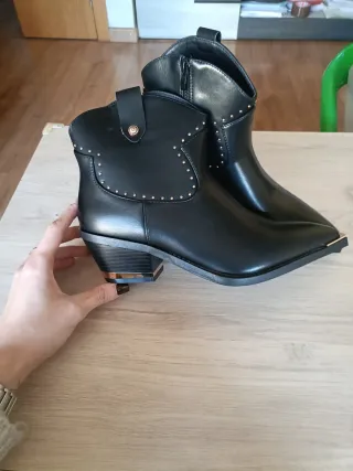 Botin cowboy negras con detalles dorados