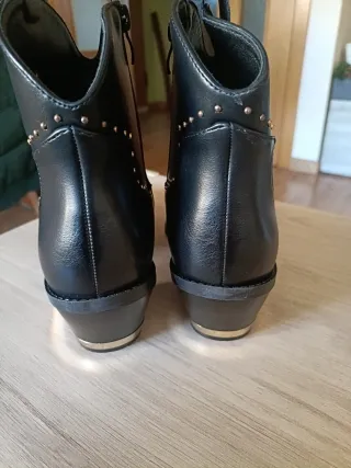 Botin cowboy negras con detalles dorados