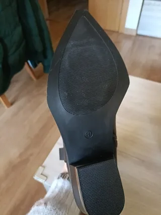 Botin cowboy negras con detalles dorados