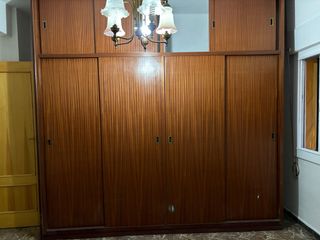 Armario de madera marrón