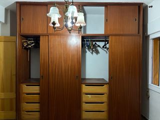 Armario de madera marrón