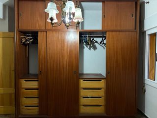 Armario de madera marrón