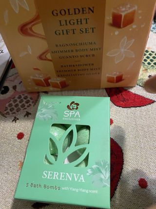 Caresse Golden Light Gift Set + Serenva Bath Bombs