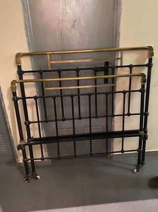 Cabecero de cama antiguo metal negro y dorado