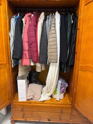 Armario provenzal de madera y 1 mesita de noche