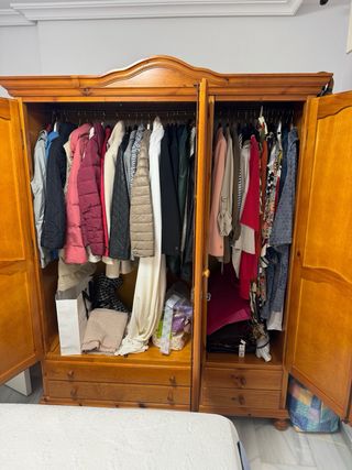 Armario provenzal de madera y 1 mesita de noche