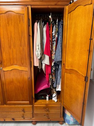 Armario provenzal de madera y 1 mesita de noche