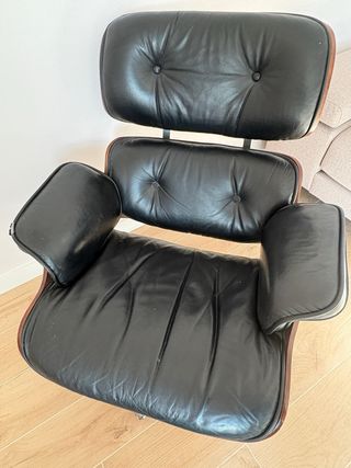 Sillón Eames Lounge y Reposapiés Negro